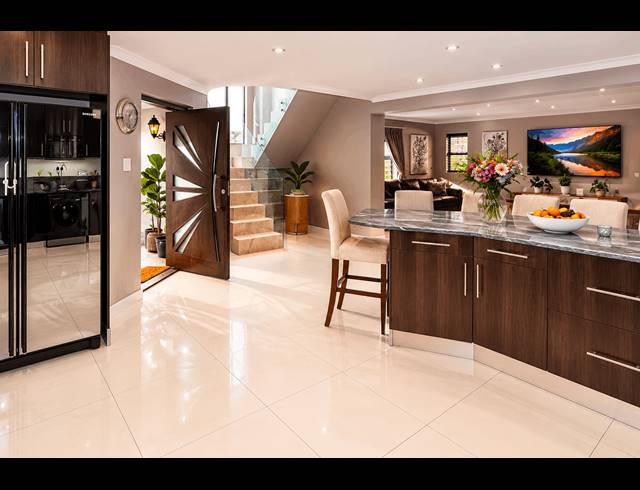4 BEDROOM FREESTANDING TO LET IN FLAMINGO VLEI